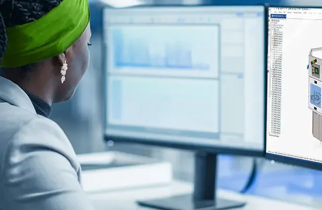 ENG-005_Blog-9-Innoveren-in-crisistijd_main_v2-1200x423.jpg Vrouw midden in haar innovaties