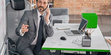 ENG-015_Blog-4_main-1200x423 Een directeur, achter zijn bureau aan het bellen.