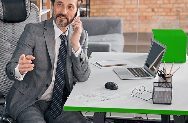 ENG-015_Blog-4_main-1200x423 Een directeur, achter zijn bureau aan het bellen.