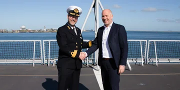 Handshake-Siemens_Defensie-scaled.jpg Handshake Siemens Defensie