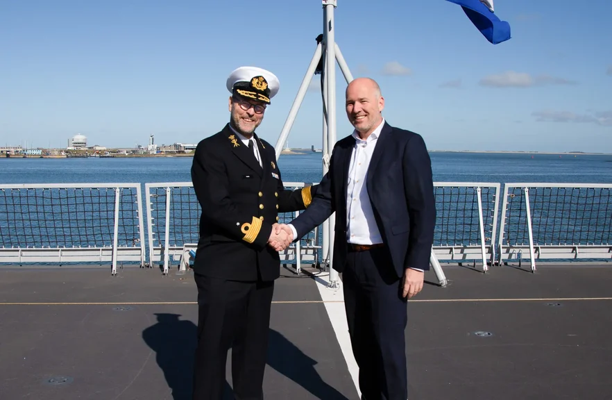 Handshake-Siemens_Defensie-scaled.jpg Handshake Siemens Defensie