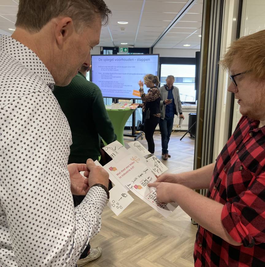 IMG_3283 Twee mannen volgen een workshop