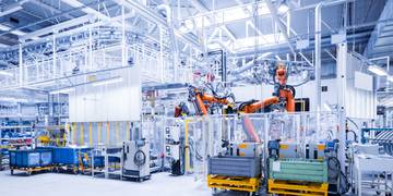 fabriekshal met robotarmen