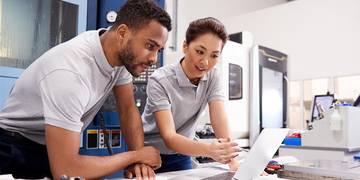 smartworking-in-machinebouw 2 mensen keihard aan het werk.