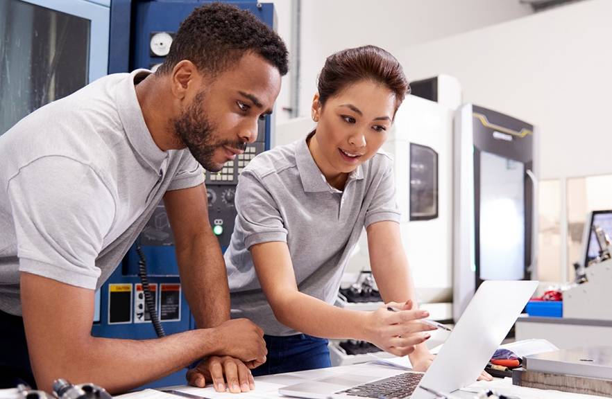smartworking-in-machinebouw 2 mensen keihard aan het werk.