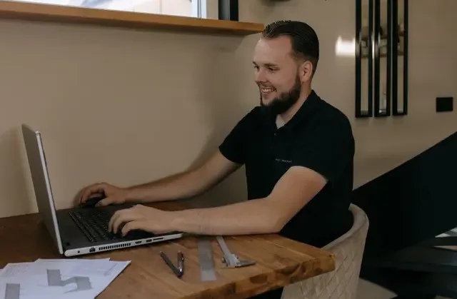 van-Eck-image.jpg Een werknemer van Van Eck