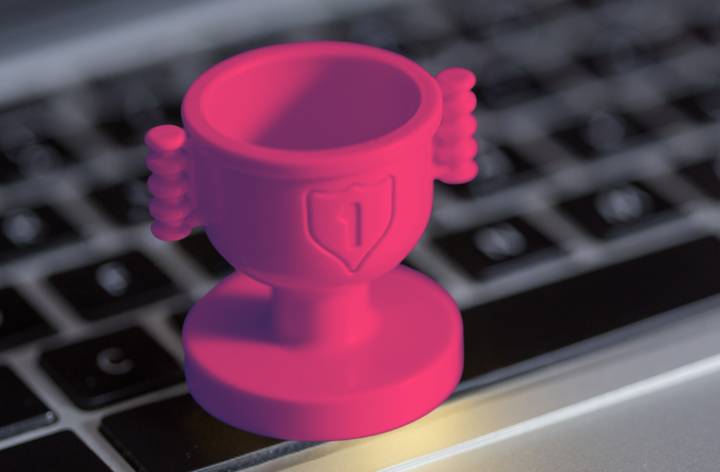 winnaar laptop met overwinningsbeker op het toetsenbord